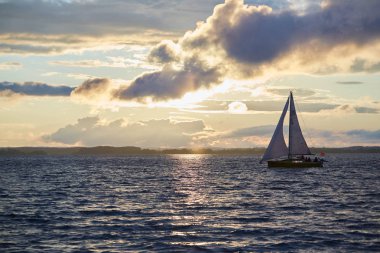 Beyaz Rusya yelkenli güneşler bir nehir üzerinde güzel manzara