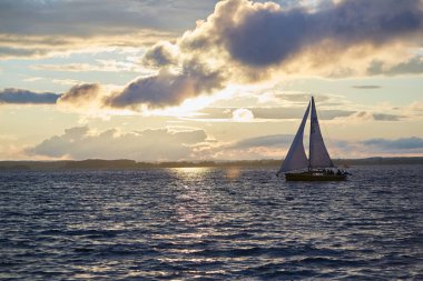 Beyaz Rusya yelkenli güneşler bir nehir üzerinde güzel manzara