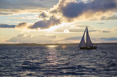 Beyaz Rusya yelkenli güneşler bir nehir üzerinde güzel manzara