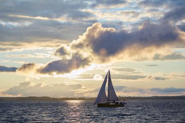 Beyaz Rusya yelkenli güneşler bir nehir üzerinde güzel manzara