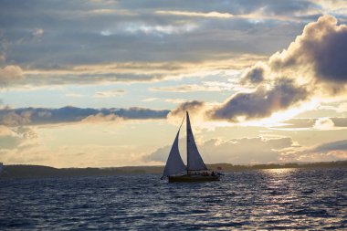 Beyaz Rusya yelkenli güneşler bir nehir üzerinde güzel manzara
