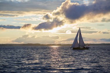 Beyaz Rusya yelkenli güneşler bir nehir üzerinde güzel manzara