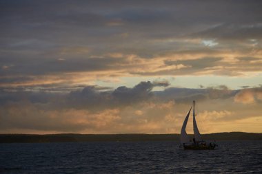 Beyaz Rusya yelkenli güneşler bir nehir üzerinde güzel manzara