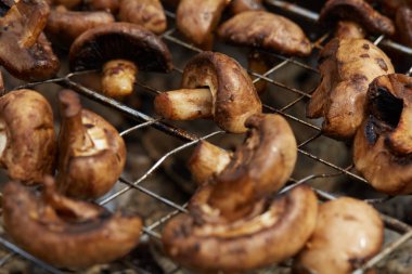 Izgarada lezzetli kızarmış mantarlar.
