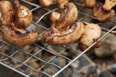 Izgarada lezzetli kızarmış mantarlar.