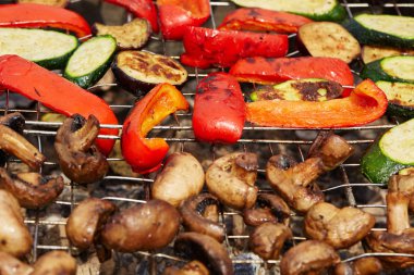 Izgarada lezzetli kızarmış mantarlar.