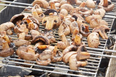 Izgarada lezzetli kızarmış mantarlar.