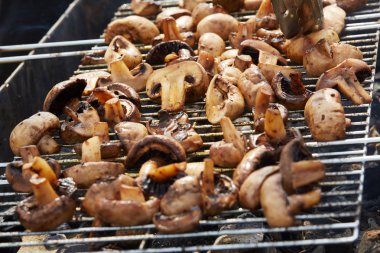 Izgarada lezzetli kızarmış mantarlar.