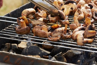 Izgarada lezzetli kızarmış mantarlar.