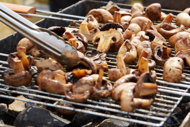 Izgarada lezzetli kızarmış mantarlar.