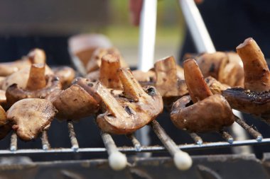 Izgarada lezzetli kızarmış mantarlar.