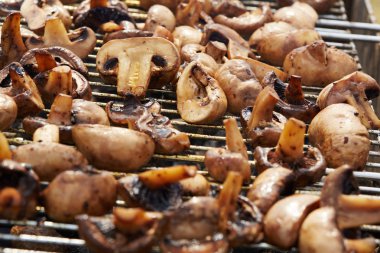 Izgarada lezzetli kızarmış mantarlar.