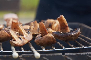 Izgarada lezzetli kızarmış mantarlar.