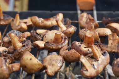 Izgarada lezzetli kızarmış mantarlar.