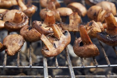 Izgarada lezzetli kızarmış mantarlar.