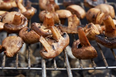 Izgarada lezzetli kızarmış mantarlar.