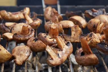 Izgarada lezzetli kızarmış mantarlar.