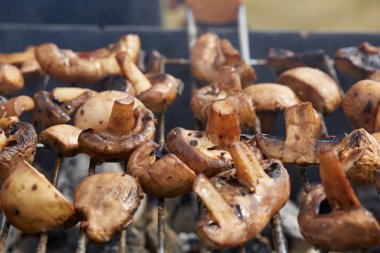 Izgarada lezzetli kızarmış mantarlar.