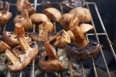 Izgarada lezzetli kızarmış mantarlar.