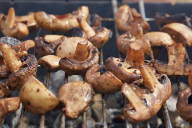 Izgarada lezzetli kızarmış mantarlar.