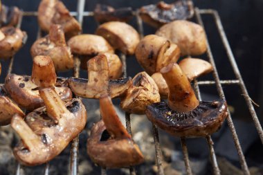Izgarada lezzetli kızarmış mantarlar.