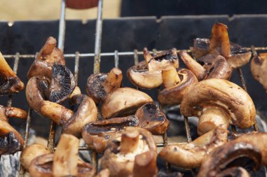 Izgarada lezzetli kızarmış mantarlar.