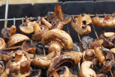 Izgarada lezzetli kızarmış mantarlar.