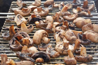 Izgarada lezzetli kızarmış mantarlar.
