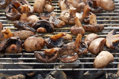 Izgarada lezzetli kızarmış mantarlar.