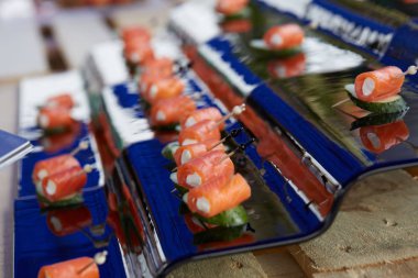 lezzetli aperatif büfesi şiş üzerinde