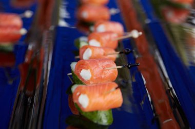 lezzetli aperatif büfesi şiş üzerinde