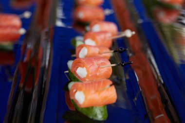 lezzetli aperatif büfesi şiş üzerinde