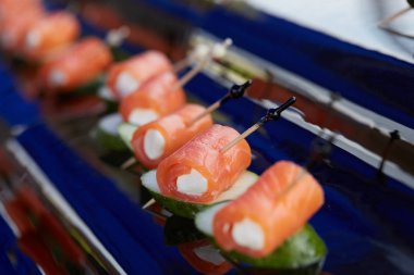 lezzetli aperatif büfesi şiş üzerinde