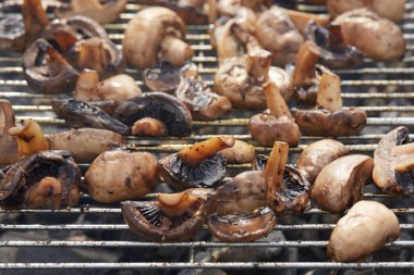 Izgarada lezzetli kızarmış mantarlar.