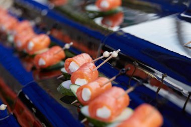 lezzetli aperatif büfesi şiş üzerinde