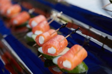 lezzetli aperatif büfesi şiş üzerinde