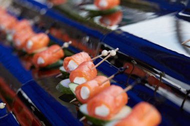 lezzetli aperatif büfesi şiş üzerinde