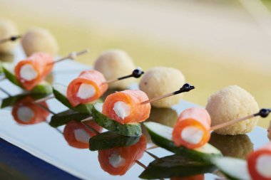 lezzetli aperatif büfesi şiş üzerinde