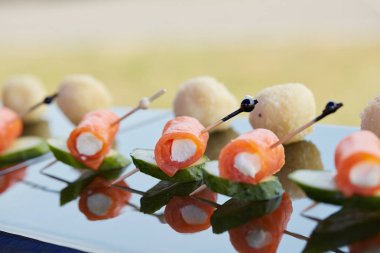 lezzetli aperatif büfesi şiş üzerinde