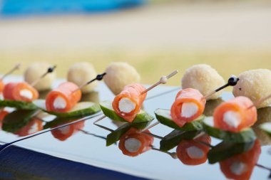 lezzetli aperatif büfesi şiş üzerinde