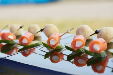 lezzetli aperatif büfesi şiş üzerinde