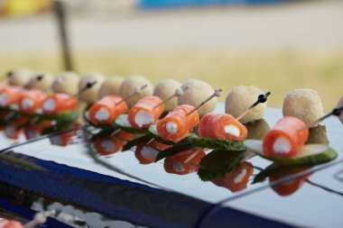 lezzetli aperatif büfesi şiş üzerinde