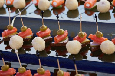 lezzetli aperatif büfesi şiş üzerinde