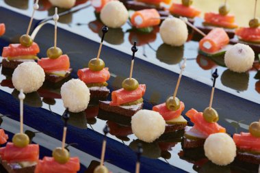 lezzetli aperatif büfesi şiş üzerinde