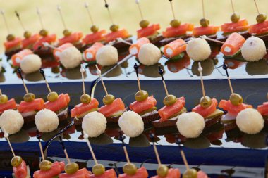 lezzetli aperatif büfesi şiş üzerinde