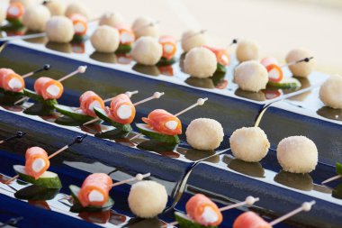 lezzetli aperatif büfesi şiş üzerinde