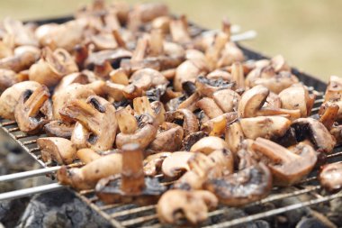 Izgarada lezzetli kızarmış mantarlar.
