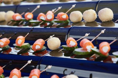 lezzetli aperatif büfesi şiş üzerinde