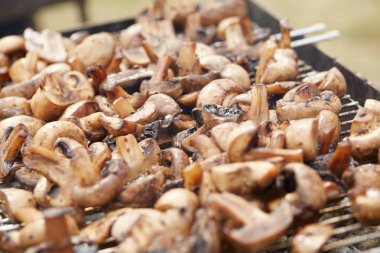 Izgarada lezzetli kızarmış mantarlar.