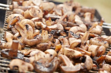 Izgarada lezzetli kızarmış mantarlar.